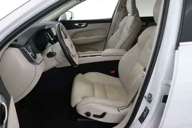 Valkoinen Maastoauto, Volvo XC60 – KUA-731