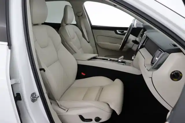 Valkoinen Maastoauto, Volvo XC60 – KUA-731