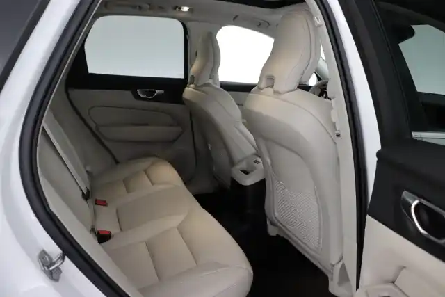 Valkoinen Maastoauto, Volvo XC60 – KUA-731