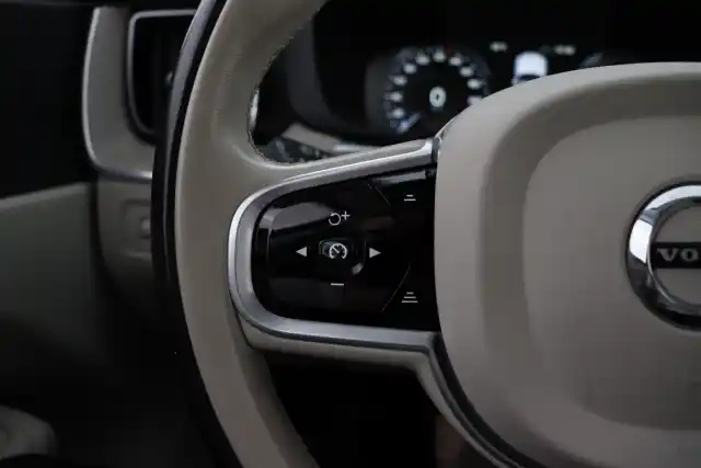 Valkoinen Maastoauto, Volvo XC60 – KUA-731