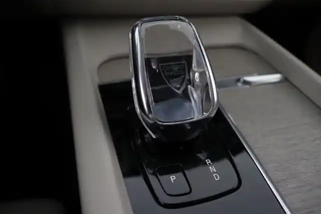 Valkoinen Maastoauto, Volvo XC60 – KUA-731