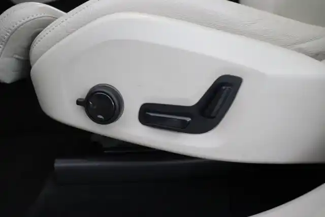 Valkoinen Maastoauto, Volvo XC60 – KUA-731