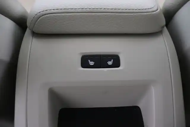 Valkoinen Maastoauto, Volvo XC60 – KUA-731