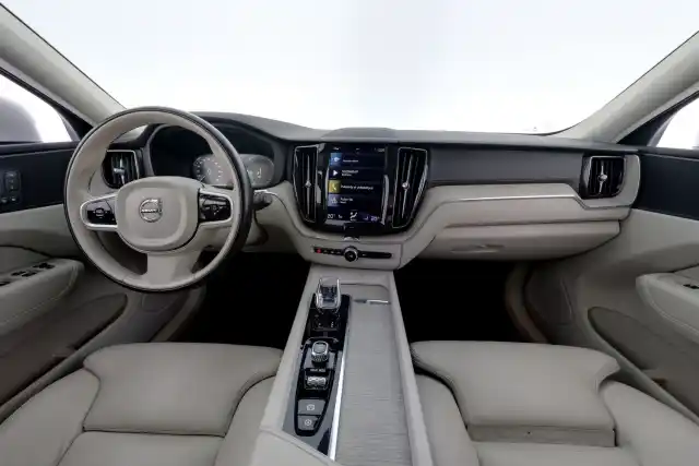 Valkoinen Maastoauto, Volvo XC60 – KUA-731