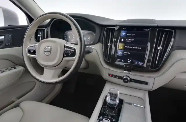 Valkoinen Maastoauto, Volvo XC60 – KUA-731