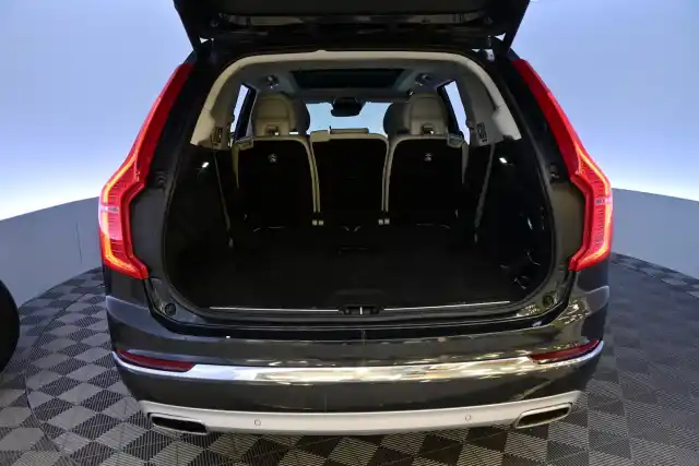 Harmaa Maastoauto, Volvo XC90 – KUB-679