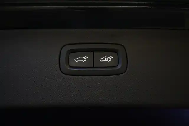 Harmaa Maastoauto, Volvo XC90 – KUB-679