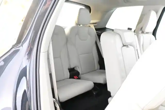 Harmaa Maastoauto, Volvo XC90 – KUB-679
