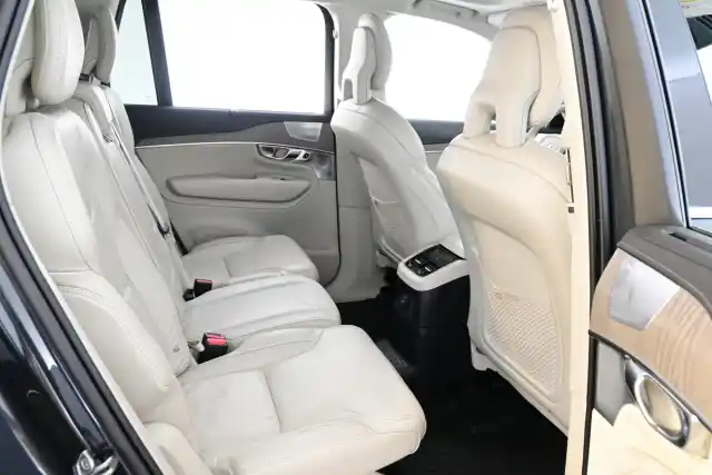 Harmaa Maastoauto, Volvo XC90 – KUB-679