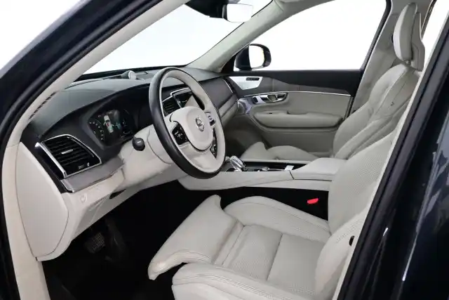 Harmaa Maastoauto, Volvo XC90 – KUB-679