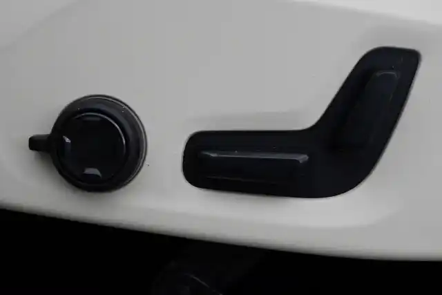 Harmaa Maastoauto, Volvo XC90 – KUB-679