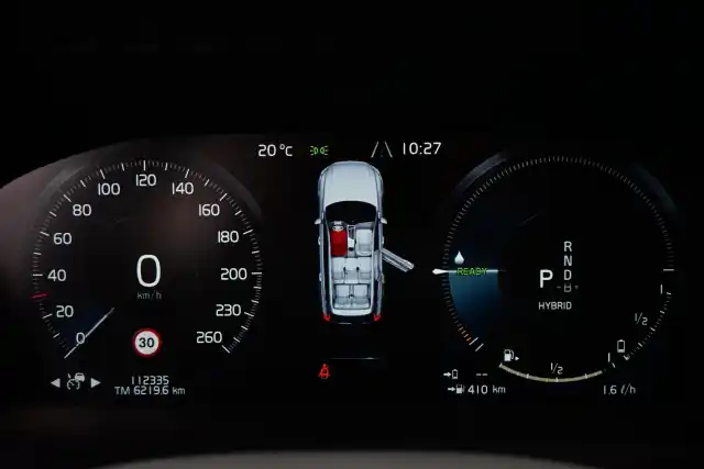 Harmaa Maastoauto, Volvo XC90 – KUB-679