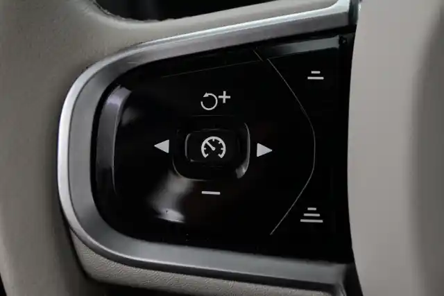 Harmaa Maastoauto, Volvo XC90 – KUB-679