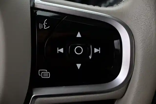 Harmaa Maastoauto, Volvo XC90 – KUB-679