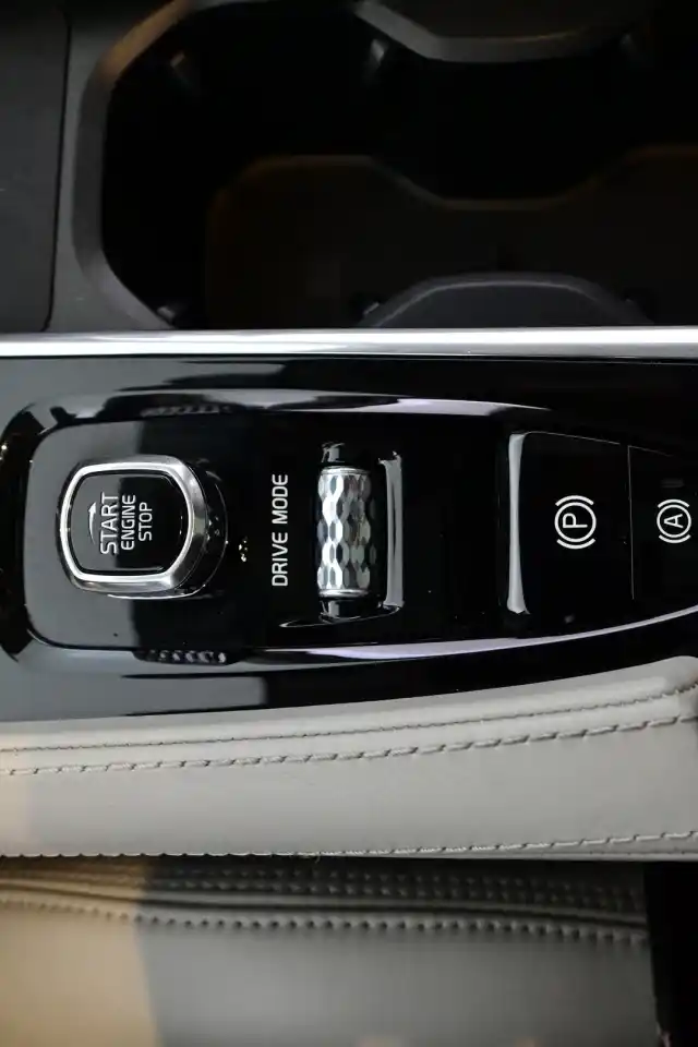 Harmaa Maastoauto, Volvo XC90 – KUB-679