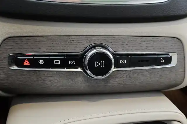 Harmaa Maastoauto, Volvo XC90 – KUB-679