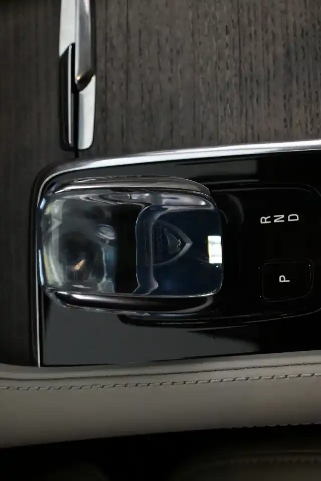 Harmaa Maastoauto, Volvo XC90 – KUB-679