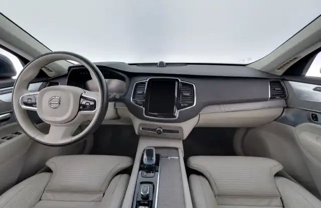 Harmaa Maastoauto, Volvo XC90 – KUB-679