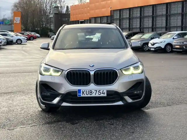 Harmaa Maastoauto, BMW X1 – KUB-754