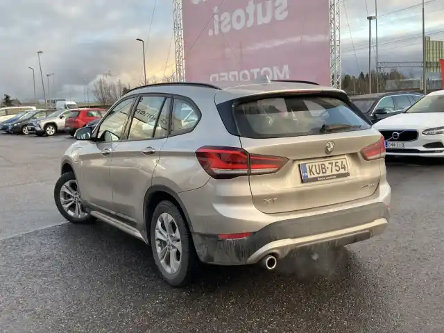 Harmaa Maastoauto, BMW X1 – KUB-754