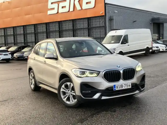 Harmaa Maastoauto, BMW X1 – KUB-754