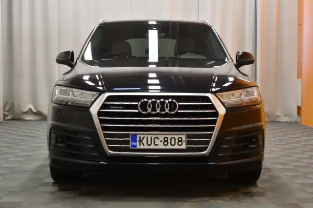 Musta Maastoauto, Audi Q7 – KUC-808