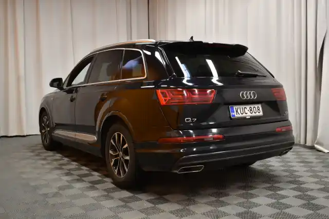 Musta Maastoauto, Audi Q7 – KUC-808