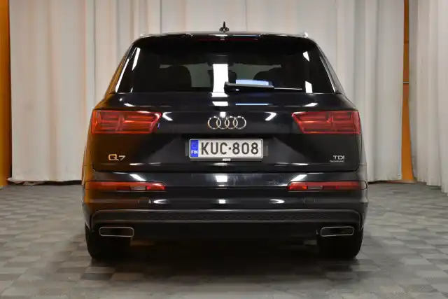 Musta Maastoauto, Audi Q7 – KUC-808