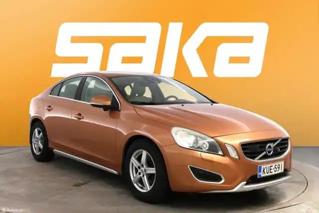 Ruskea Sedan, Volvo S60 – KUE-591