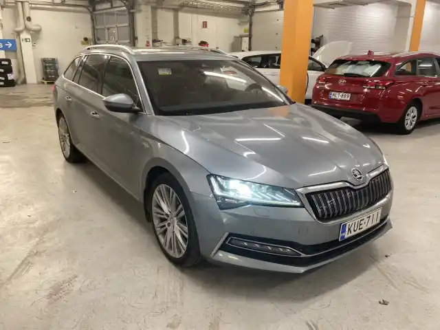 Harmaa Farmari, Skoda Superb – KUE-711