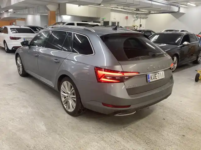 Harmaa Farmari, Skoda Superb – KUE-711