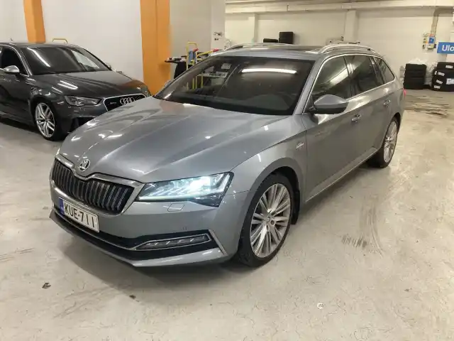 Harmaa Farmari, Skoda Superb – KUE-711