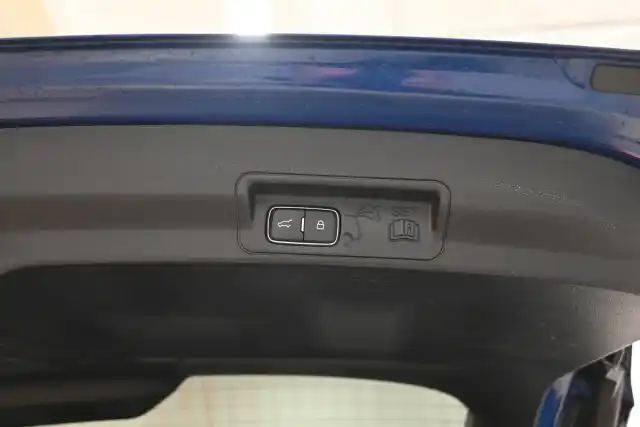 Sininen Maastoauto, Ford Explorer – KUE-895