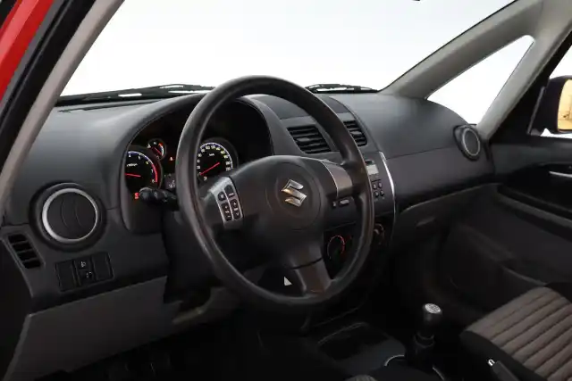 Punainen Viistoperä, Suzuki SX4 – KUG-288