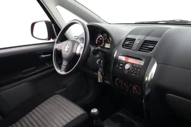 Punainen Viistoperä, Suzuki SX4 – KUG-288