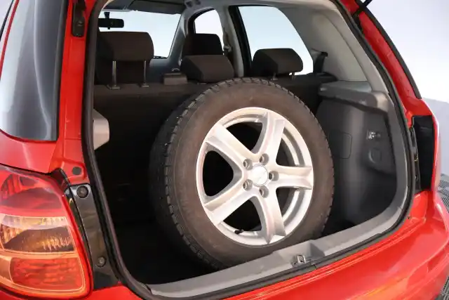 Punainen Viistoperä, Suzuki SX4 – KUG-288