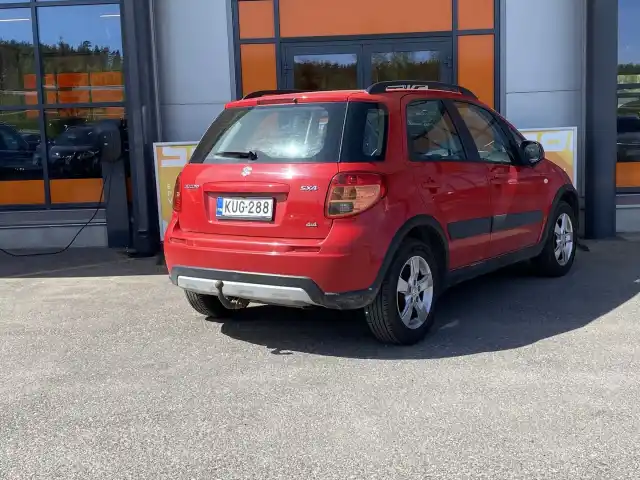 Punainen Viistoperä, Suzuki SX4 – KUG-288