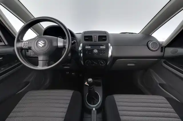 Punainen Viistoperä, Suzuki SX4 – KUG-288