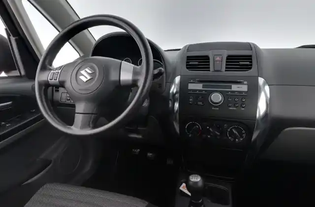 Punainen Viistoperä, Suzuki SX4 – KUG-288