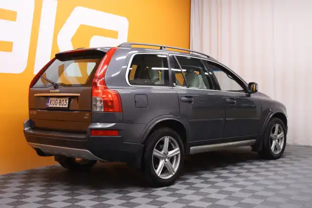 Harmaa Maastoauto, Volvo XC90 – KUG-803