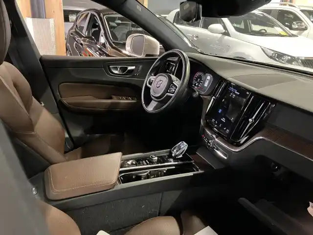 Ruskea (beige) Maastoauto, Volvo XC60 – KUH-111