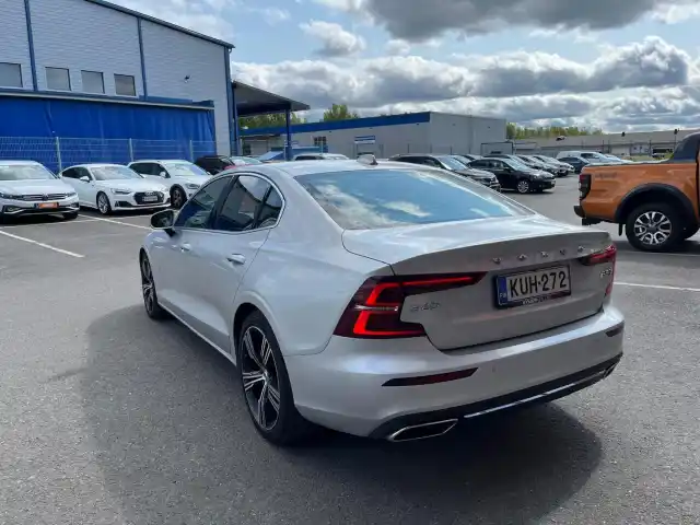 Harmaa Sedan, Volvo S60 – KUH-272