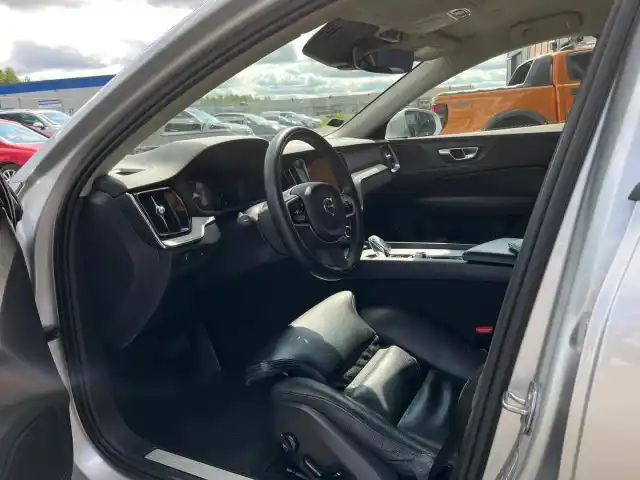 Harmaa Sedan, Volvo S60 – KUH-272