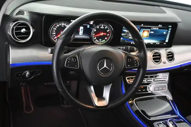 musta Sedan, Mercedes-Benz E – KUH-395