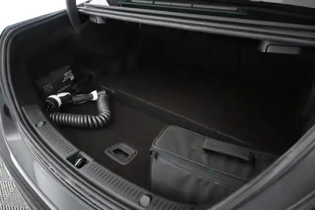 musta Sedan, Mercedes-Benz E – KUH-395