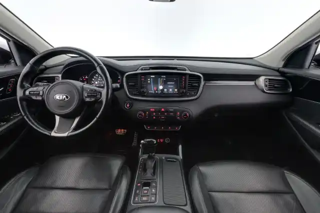 Valkoinen Maastoauto, Kia Sorento – KUJ-428