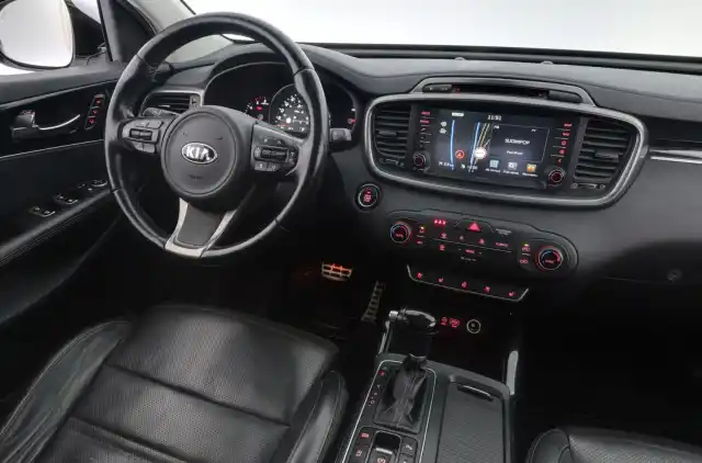 Valkoinen Maastoauto, Kia Sorento – KUJ-428