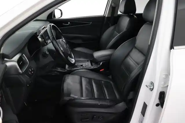 Valkoinen Maastoauto, Kia Sorento – KUJ-428