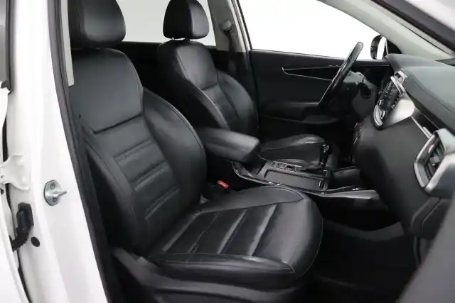 Valkoinen Maastoauto, Kia Sorento – KUJ-428