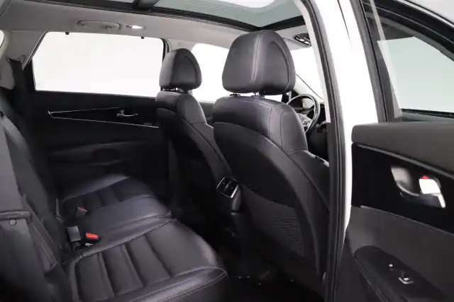 Valkoinen Maastoauto, Kia Sorento – KUJ-428